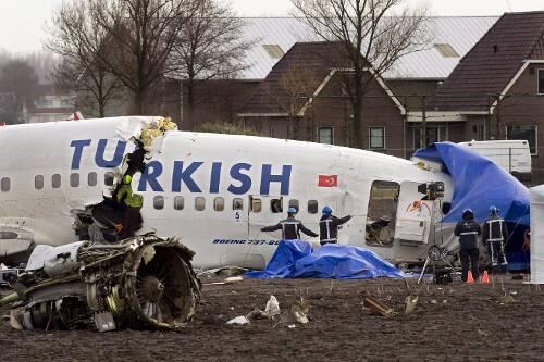 Feuerwehrleute untersuchen das Wrack der Boeing. Warum die Maschine abstürzte, ist noch unklar. Möglicherweise fielen die Triebwerke aus.