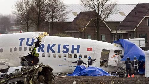 Feuerwehrleute untersuchen das Wrack der Boeing. Warum die Maschine abstürzte, ist noch unklar. Möglicherweise fielen die Triebwerke aus. Feuerwehrleute untersuchen das Wrack der Boeing. Warum die Maschine abstürzte, ist noch unklar. Möglicherweise fielen die Triebwerke aus.