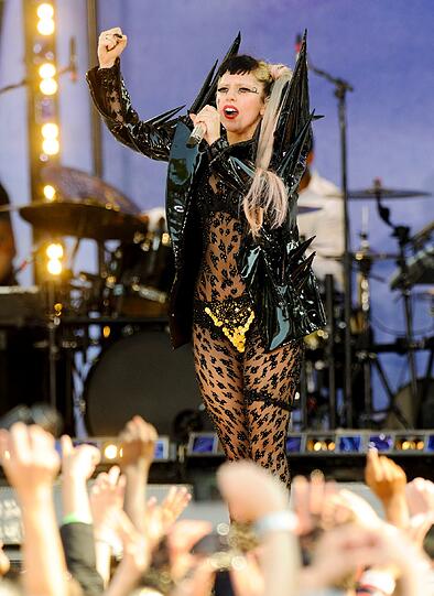 Lady Gaga performt im Central Park während einer ABC-Show. Dabei trägt sie ein gewohnt schrägen Outfit.