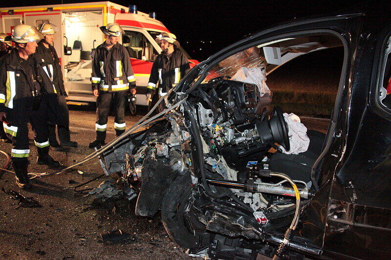 Bei dem Frontalzusammenstoß auf der B12 bei Haag in der Nacht zum Dienstag erlitten die beiden Fahrer schwere Verletzungen. Die Ursache des Unfalls ist bisher ungeklärt.