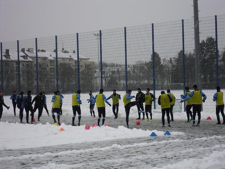 Hart , härter, Alexander Schmidt. Der Trainer des TSV 1860 schickte seine Jungs am Montagvormittag trotz klirrender Kälte, Schneeregen und schneebedeckten Trainingsplätzen raus zum Anschwitzen. Am Abend spielen die Löwen gegen den 1. FC Kaiserslautern. Die Bilder vom Matsch-Training