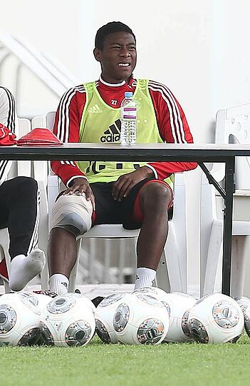 Mit schmerzverzerrtem Gesicht liegt der Österreicher am Boden: David Alaba hat sich im Trainingslager des FC Bayern am Knie verletzt. Die Bilder.