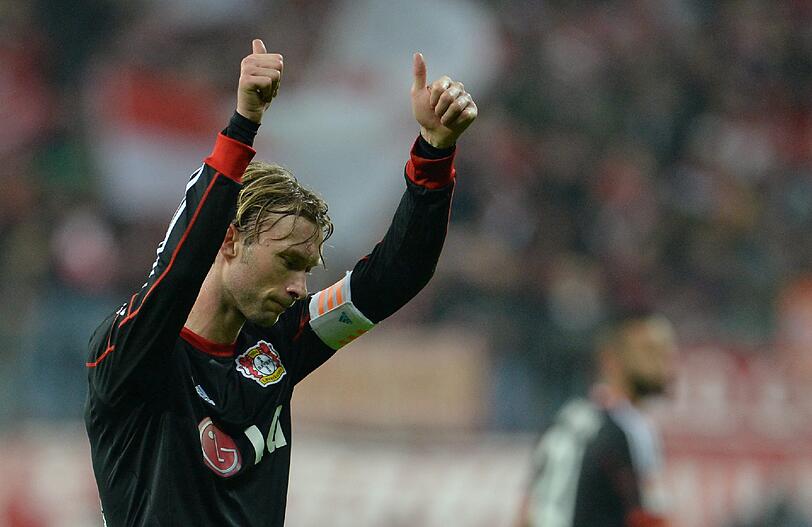 Der Bayer-Kapitän nimmt Abschied zum Saisonende. Simon Rolfes verabschiedet sich bei den Fans nach seinem letzten Bundesligaspiel in München.