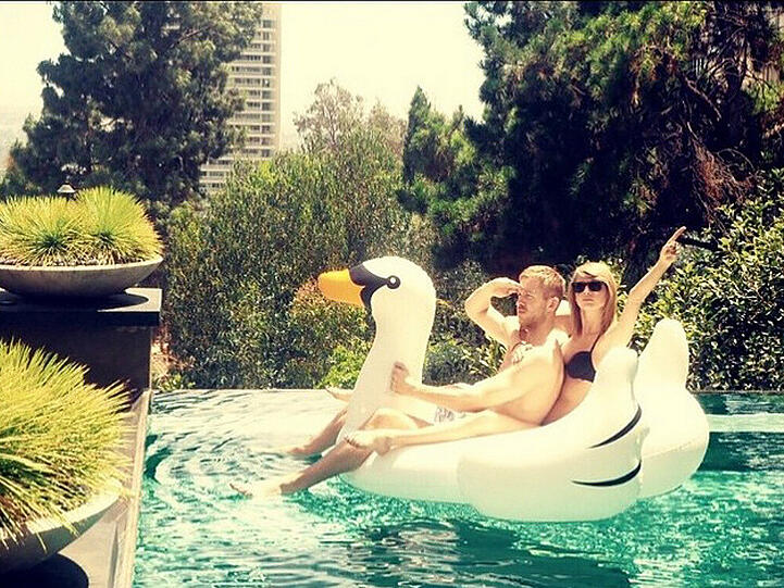 Taylor Swift und Calvin Harris haben tierischen Spaß im Pool