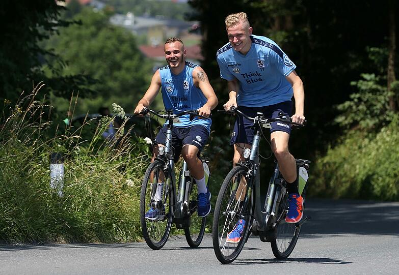 Die Löwen setzen aufs Fahrrad: Korbinian Vollmann und Jannick Bandowski, hier beim Trainingslager in Bad Häring.