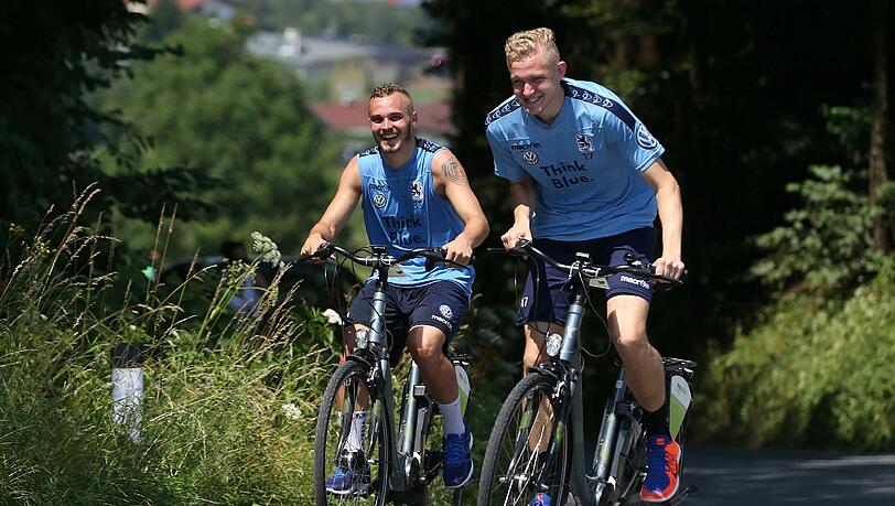 Die Löwen setzen aufs Fahrrad: Korbinian Vollmann und Jannick Bandowski, hier beim Trainingslager in Bad Häring. Die Löwen setzen aufs Fahrrad: Korbinian Vollmann und Jannick Bandowski, hier beim Trainingslager in Bad Häring.