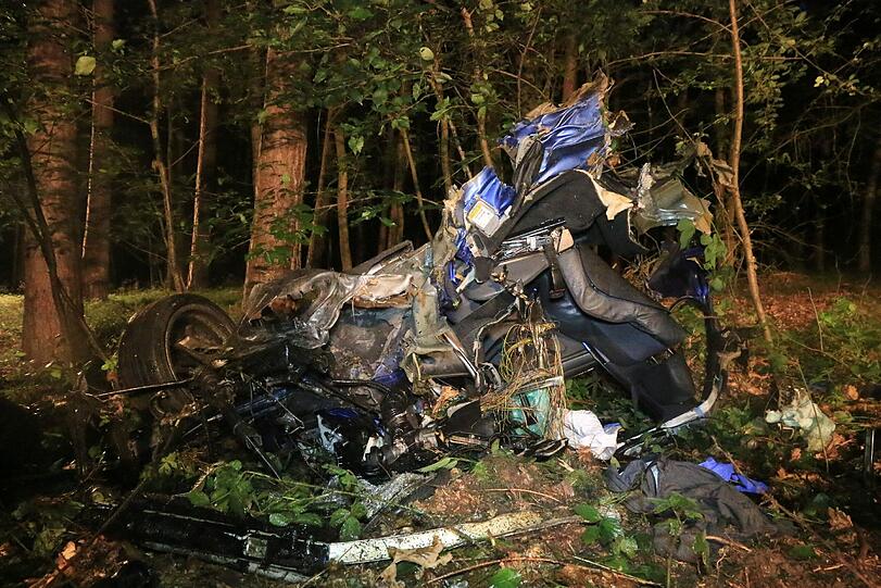 Von dem BMW ist nicht mehr viel zu erkennen. Der Fahrer war sofort tot.
