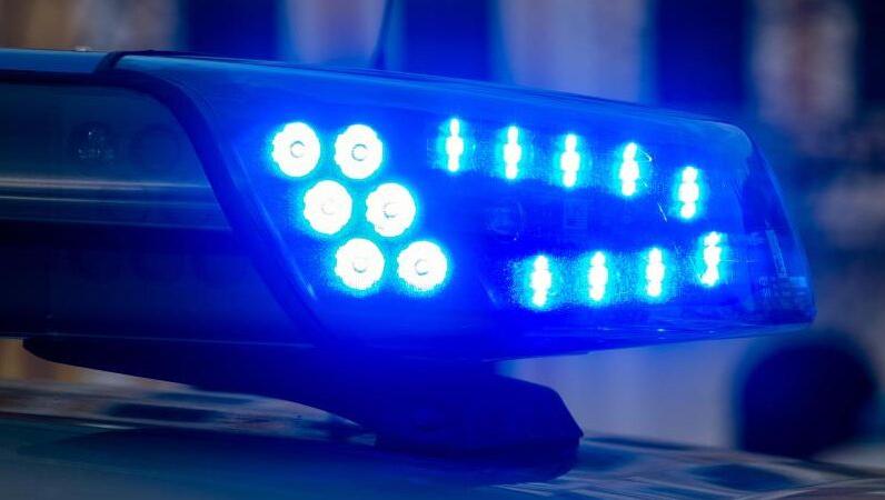 Ein Blaulicht der Polizei leuchtet auf. Foto: Klaus-Dietmar Gabbert/dpa-Zentralbild/ZB/Illustration