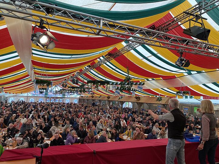 Auktionator Alfred Mittermeier (r.) vor den 1.000 Besuchern.