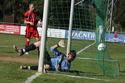 ...und wieder findet die Lederkugel mühelos in den Kasten des 1. FC Germania Forchheim...