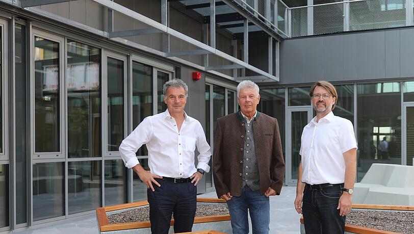 Schulleiter Günter Förschner (li.) mit Oberbürgermeister Dieter Reiter und Stadtschulrat Florian Kraus. Schulleiter Günter Förschner (li.) mit Oberbürgermeister Dieter Reiter und Stadtschulrat Florian Kraus.