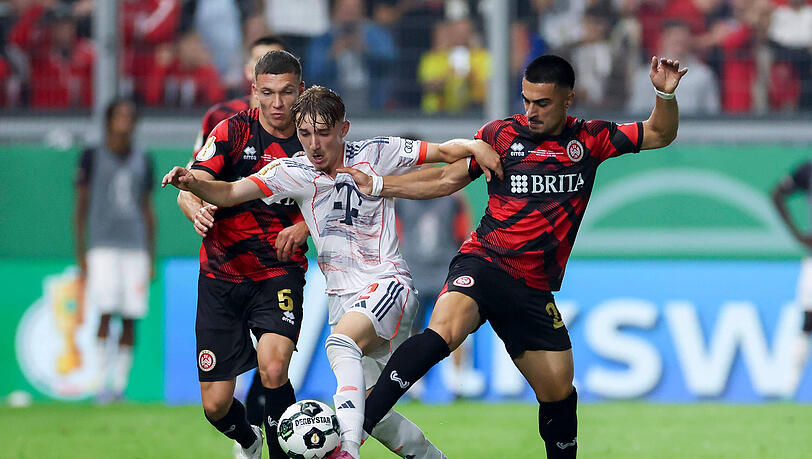 Hart attackiert von Wehen Wiesbaden: Bayern-Youngster Lennart Karl (M.).