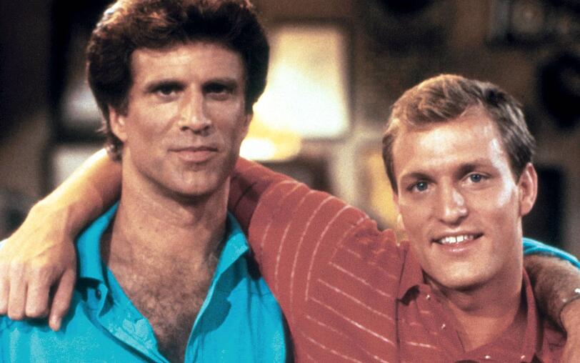 Woody Harrelson schaffte mit der Rolle des Barkeepers Ted Woodrow "Woody" Boyd an der Seite von Ted Danson in "Cheers" seinen Durchbruch als Schauspieler. Woody Harrelson schaffte mit der Rolle des Barkeepers Ted Woodrow "Woody" Boyd an der Seite von Ted Danson in "Cheers" seinen Durchbruch als Schauspieler.