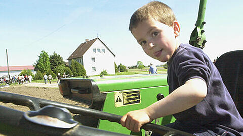 Landwirt im Knoblauchsland: ein Traumjob für kleine Jungs. Am Tag der Offenen Tür können sie schon mal das Traktorfahren üben.