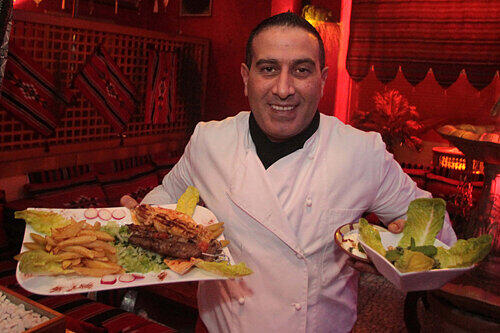 Vom Shisha-Wirt zum Küchen-Chef: Tarek L&rsquo;Emir Chehab kredenzt seinen &bdquo;Mocca&ldquo;-Teller mit drei Spießen und Petersililen-Salat als Vorspeise.