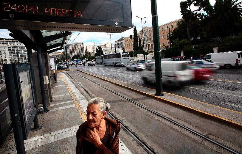 Vereinsamte Bahnhöfe, leer stehende Busse, Autolawinen in den Straßen: Streiks legen öffentlichen Verkehr in Athen lahm. Die Bilder.