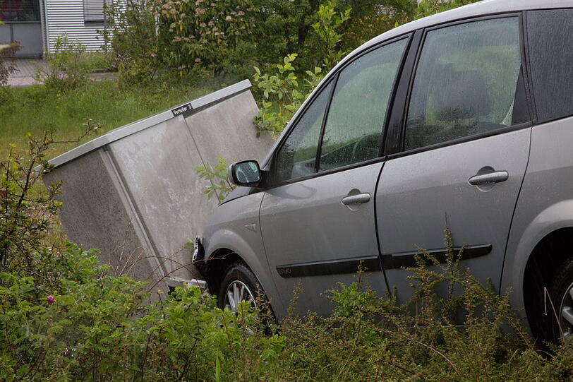 Ein führerscheinloses Mädchen übt auf einem Parkplatz das Autofahren und rast versehentlich in einen Stromkasten.
