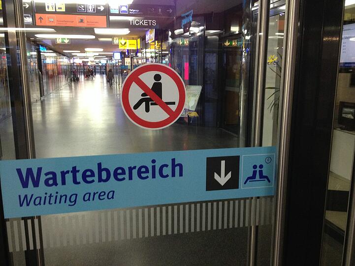Abwarten und im Stehen trinken.