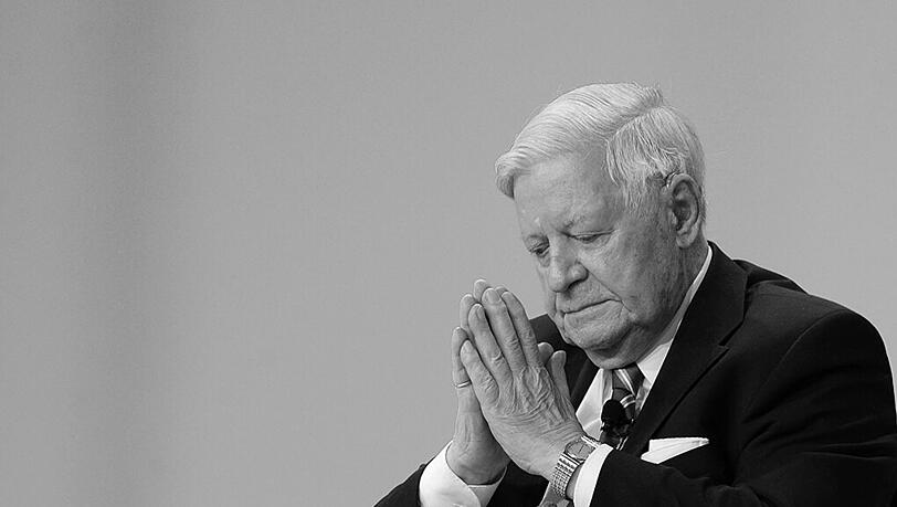 Alt-Bundekanzler, Helmut Schmidt, ist im Alter von 96 Jahren gestorben. Alt-Bundekanzler, Helmut Schmidt, ist im Alter von 96 Jahren gestorben.