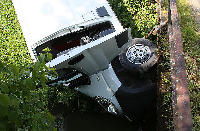 An einer Engstelle stießen ein Transporter und ein Traktor zusammen - der Pkw landete im Bach. Die Bilder.