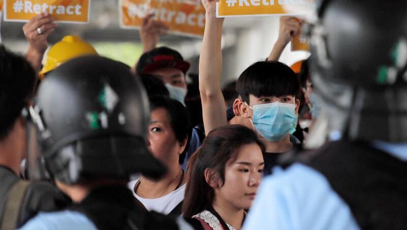Polizeibeamte umzingeln Demonstranten: Die Situation in Hongkong bleibt angespannt. Polizeibeamte umzingeln Demonstranten: Die Situation in Hongkong bleibt angespannt.