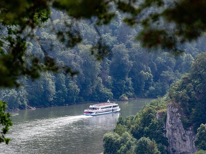 Ein Ausflugsschiff fährt durch den Donaudurchbruch. Foto: Armin Weigel/dpa/Archiv