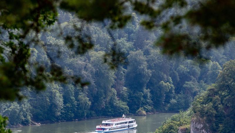 Ein Ausflugsschiff fährt durch den Donaudurchbruch. Foto: Armin Weigel/dpa/Archiv Ein Ausflugsschiff fährt durch den Donaudurchbruch. Foto: Armin Weigel/dpa/Archiv
