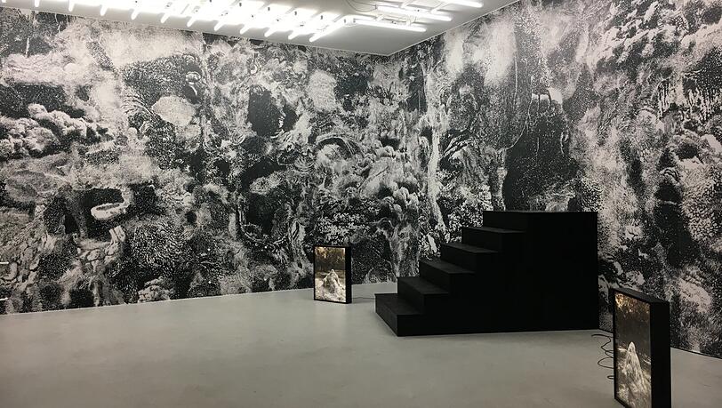 Die Mixed-media-Kombination "Hinterland" aus Zeichnung, Fotografie und Klang von Jutta Burkhardt in der Artothek.