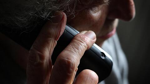 Eine 85-Jährige wollte eigentlich ihrer Tochter helfen. Doch am Telefon waren Betrüger. (Symbolbild)