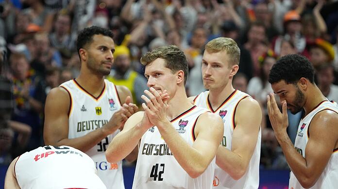 Die deutschen Spieler verabschieden sich nach Spielende vom Publikum.