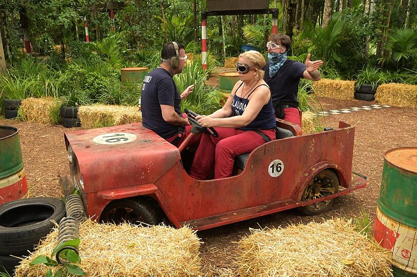 Dschungelprüfung "Der große Preis von Murwillumbah". Claudia Effenberg ist die blinde Fahrerin, Cosimo Citiolo (l.) ihr verkehrtherum sitzender, tauber Beifahrer. Gigi Birofio ist der Einzige, der die Strecke sieht, aber nicht sprechen kann. Kommunikation ist also bei dieser Dschungelprüfung alles - was für das Trio zur echten Herausforderung wird.
