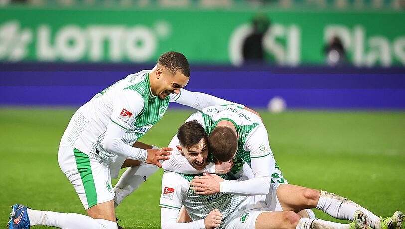 Die SpVgg Greuther jubelt &uuml;ber den Sieg gegen Elversberg.