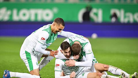 Die SpVgg Greuther jubelt &uuml;ber den Sieg gegen Elversberg.