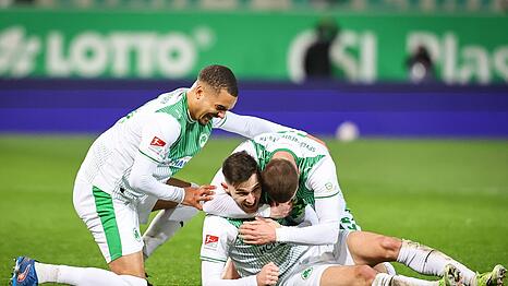 Die SpVgg Greuther jubelt &uuml;ber den Sieg gegen Elversberg.