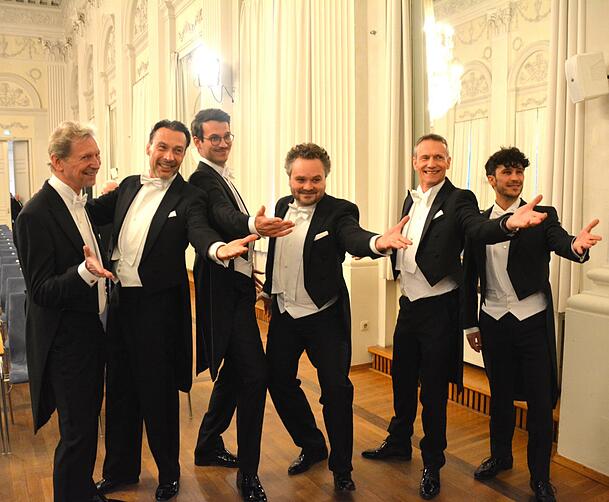 V. l.: Oliver Hahn, Manfred Stecher, Micha Matth&auml;us, Manuel Adt,
Klaus Steppberger, Manuel Ried &ndash; gekleidet in Frack und Fliege.