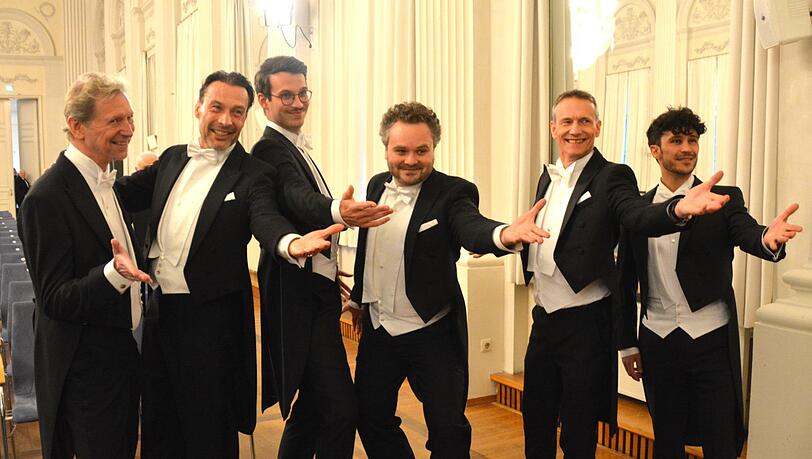 V. l.: Oliver Hahn, Manfred Stecher, Micha Matth&auml;us, Manuel Adt,
Klaus Steppberger, Manuel Ried &ndash; gekleidet in Frack und Fliege.