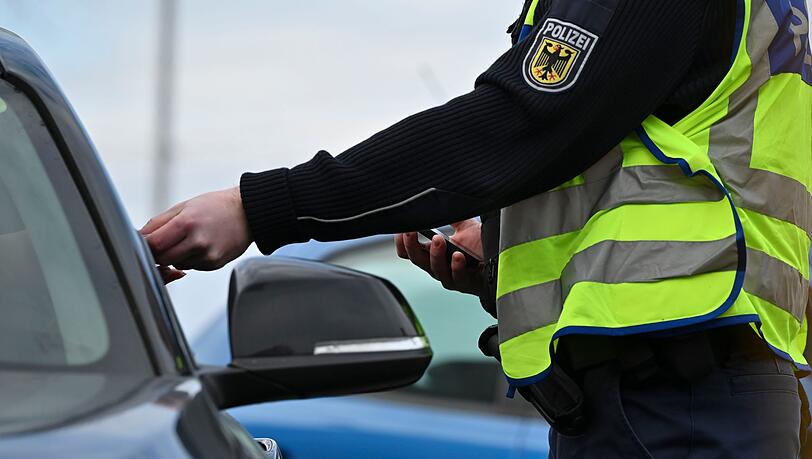 Bei einer Grenzkontrolle ziehen die Beamten den &uuml;berbesetzten Wagen aus dem Verkehr. (Symbolbild)