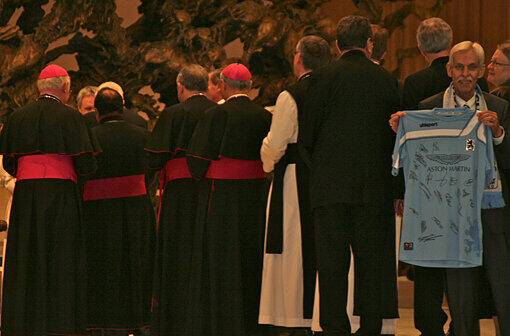 Das Geschenk für den Papst: Schneider mit dem Sechzig-Trikot, das von allen Profis unterschrieben worden war.