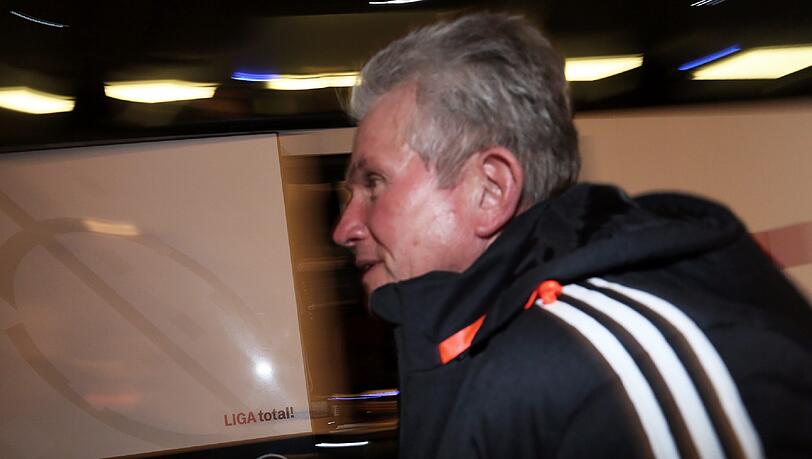 Die Stars sind wieder daheim: Der FC Bayern kommt als frisch gebackener deutscher Meister zurück an die Säbener Straße. Die Stars sind wieder daheim: Der FC Bayern kommt als frisch gebackener deutscher Meister zurück an die Säbener Straße.