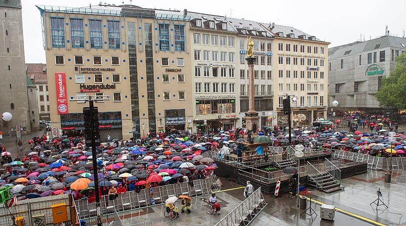 Das lange Warten auf die Pokalhelden. Es regnet und regnet und dennoch warten schon tausende Bayern-Fans auf das Eintreffen der Bayern-Stars. Die Bilder vom Marienplatz