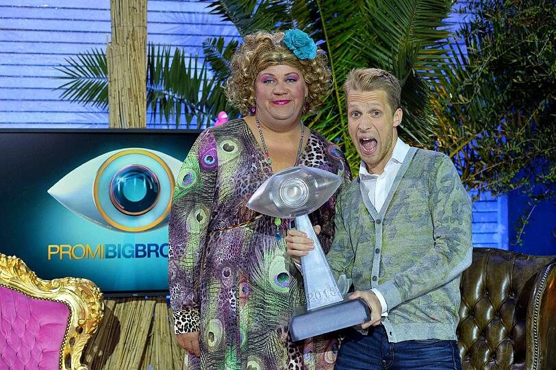 Die Moderatoren Cindy aus Marzahn und Oli Pocher präsentieren die Trophäe, die der glückliche Gewinner mit nach Hause nehmen darf.
