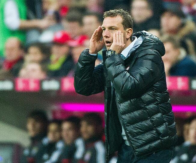 Musste auf die Tribüne: Markus Weinzierl musste in der Nachspielzeit auf die Tribüne. Foto: dpa