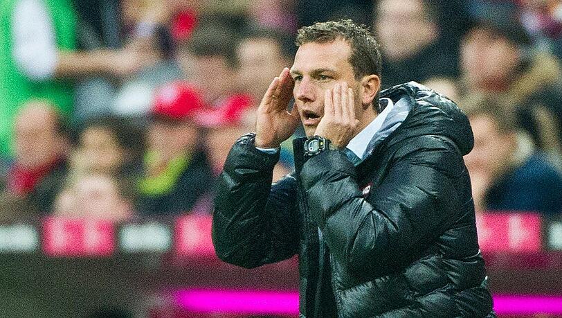 Musste auf die Tribüne: Markus Weinzierl musste in der Nachspielzeit auf die Tribüne. Foto: dpa Musste auf die Tribüne: Markus Weinzierl musste in der Nachspielzeit auf die Tribüne. Foto: dpa
