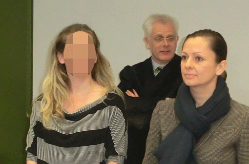 Vor Gericht: Andrea S. (links, mit Übersetzerin) ist keine Mörderin.