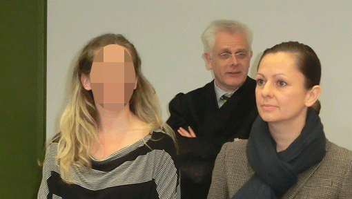 Vor Gericht: Andrea S. (links, mit Übersetzerin) ist keine Mörderin. Vor Gericht: Andrea S. (links, mit Übersetzerin) ist keine Mörderin.