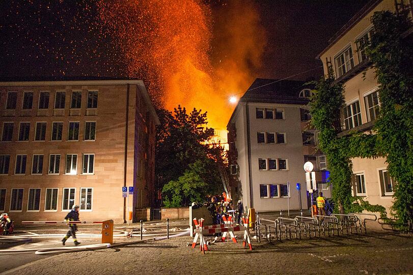 Ein Feuer hat in der Altstadt in Nürnberg gewütet und den Dachstuhl der Kirche St. Martha völlig zerstört. Die Bilder vom Feuer, von den Löscharbeiten und wie das Gebäude jetzt aussieht.