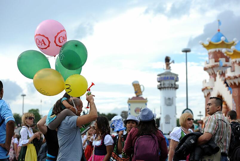 Ein Mann, ein Mädchen und mehrere Luftballon.