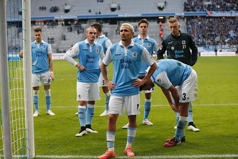 Die Löwen nach dem 2:3-Debakel gegen Karlsruhe.