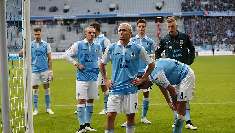 Die Löwen nach dem 2:3-Debakel gegen Karlsruhe.