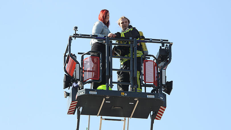 Die Feuerwehr-Übung diente ausschließlich dem Antrag von Sebastian. Seine Liebste Lisa war total überrascht und war bis zuletzt ahnungslos. Die Kameraden hielten dicht.